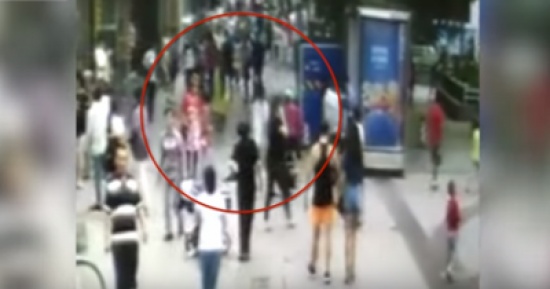 فيديو| حفرة تبتلع المارة على ممشى مزدحم بالصين!!