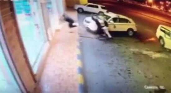 فيديو: كيف اعتدى مجهولان على موظف في الجمارك