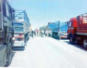 سائقو واصحاب شاحنات النقل العام في الكرك ينهون اضرابهم