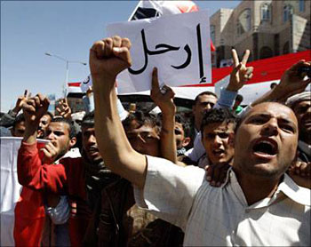 عشرات اليمنيين امام سفارتهم في الاردن...يؤيدون ثورة شعبهم عشرات اليمنيين امام سفارتهم في الاردن...يؤيدون ثورة شعبهم