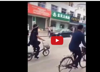 شاهد... لحظة سقوط شاب في صندوق قمامة أمام حبيبته