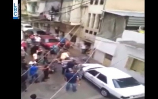 رمي قارورة غاز على رأس شاب بسبب معاكسة فتاة !