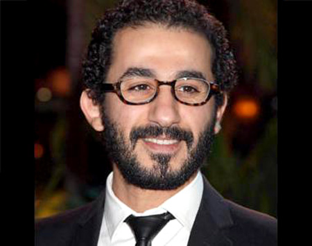 صورة «أحمد حلمى» مع فتيات فقيرات تثير جدلا على مواقع التواصل صورة «أحمد حلمى» مع فتيات فقيرات تثير جدلا على مواقع التواصل