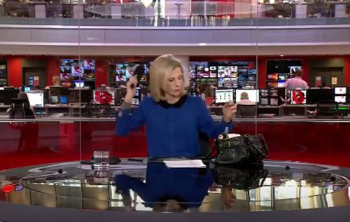 مذيعة تمشط شعرها على الهواء