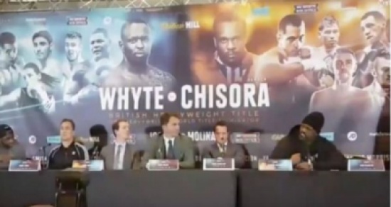 شاهد.. ملاكم بريطاني يلقي بطاولة على خصمه أثناء مؤتمر صحفي