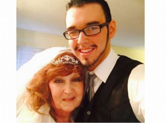 صور| بعد جنازة ابنها.. تزوجت شاب عمره 17 عاماً!