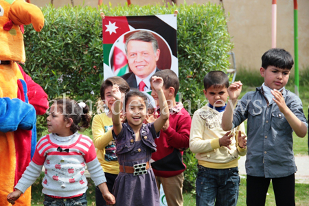 بالصور : ايتام غزة يغرسون الزيتون ابتهاجا بمكرمة الملك عبد الله الثاني