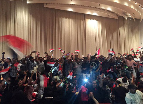 أنباء عن قتلى و جرحى في اقتحام متظاهرين المنطقة الخضراء في بغداد أنباء عن قتلى و جرحى في اقتحام متظاهرين المنطقة الخضراء في بغداد