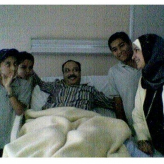 آخر صورة لخالد صالح برفقة عائلته في المستشفى آخر صورة لخالد صالح برفقة عائلته في المستشفى