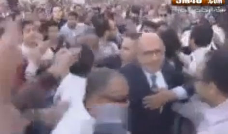القاء الطوب على البرادعى فور وصوله مقر الاستفتاء