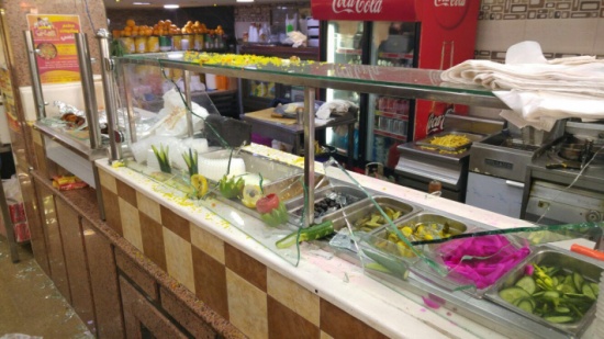 بالصور : 3 اشخاص يعتدون على مطعم في الزرقاء ويحطمونه بسبب ... كلب