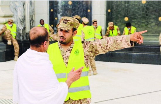 شاهدوا ماذا فعل رجل أمن بالحرم المكي مع أحد المعتمرين