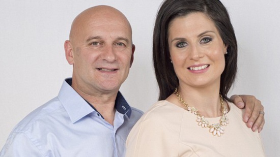 صور: بريطانية تستيقظ قبل زوجها يوميا لتضع الماكياج.. حتى لا يرى حقيقتها