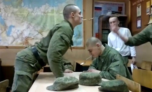 جندي روسي يتعرض لمقلب مضحك من زملائه