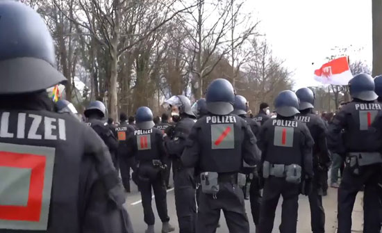 بالفيديو.. تظاهرات حاشدة في المانيا ضد قيود كورونا وإصابات في صفوف الشرطة
