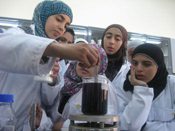جامعة البترا وخدمة المجتمع بمبادرة مدرستي جامعة البترا وخدمة المجتمع بمبادرة مدرستي