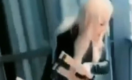 مشهدٌ مخيف.. ألقت كرسياً على الطّريق من 45 طابقاً! (فيديو) مشهدٌ مخيف.. ألقت كرسياً على الطّريق من 45 طابقاً! (فيديو)