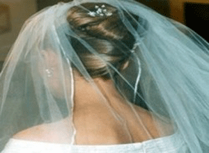 اعتقال عروس أمريكية خلال حفل زفافها بعدما هاجمت أحد المدعوين