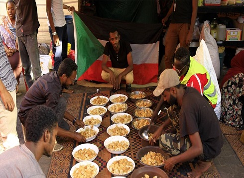 من يُموّل إفطار المعتصمين في ميدان القيادة بالسودان؟