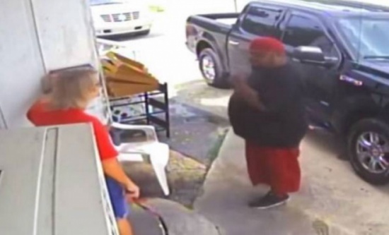 بالفيديو.. زوجان يعتديان بالضرب على سيدة وابنتها بسبب وجبة طعام