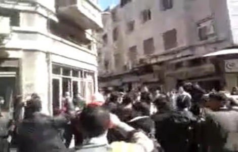 أنباء عن سقوط 15 قتيلا قرب درعا ومظاهرات "جمعة الكرامة " تجتاح المدن السورية أنباء عن سقوط 15 قتيلا قرب درعا ومظاهرات "جمعة الكرامة " تجتاح المدن السورية