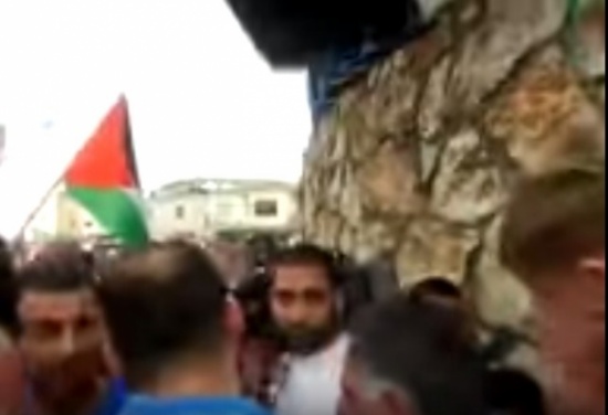 بالفيديو ..لحظة الاعتداء على مراسل قناة الجزيرة الياس كرام