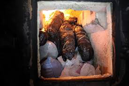 اشعال النار بـ 30 طناً من الحشيش في البحر