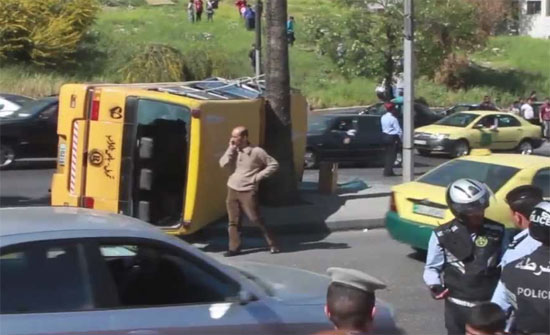 14 إصابة اثر تصادم 4 مركبات وحافة مدرسة في طبربور 14 إصابة اثر تصادم 4 مركبات وحافة مدرسة في طبربور