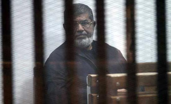 مرسي للمحكمة: حالتي الصحية حرجة.. ولا أرى بعيني اليسرى مرسي للمحكمة: حالتي الصحية حرجة.. ولا أرى بعيني اليسرى