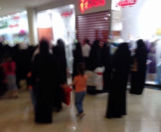 تنسى ابنتها داخل معرض بالرياض.. بعد سرقته!