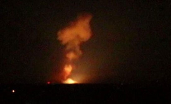 بالفيديو : سوريا.. انفجارات في مستودعات أسلحة تهز محيط مطار حلب