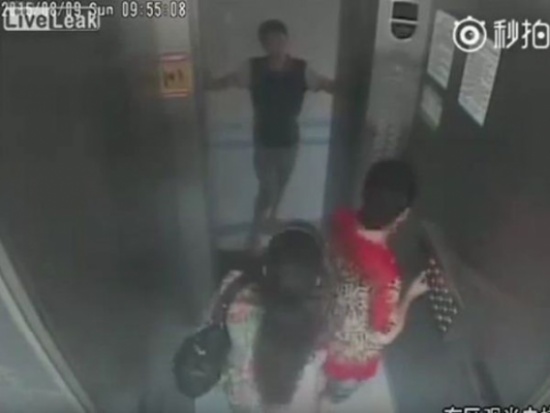 شاهد: فتاة تضرب شابًا بحذائها داخل المصعد