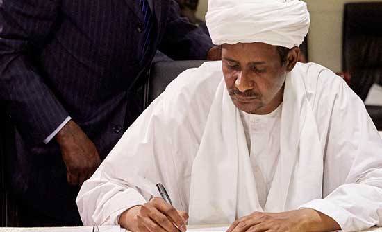 حميدتي: حمل السلاح داخل المدن السودانية يعد خروجا على القانون حميدتي: حمل السلاح داخل المدن السودانية يعد خروجا على القانون
