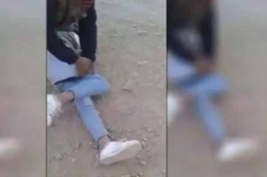 فيديو لشاب يغتصب فتاة “قاصر” في شارع عام يثير ضجة بالمغرب فيديو لشاب يغتصب فتاة “قاصر” في شارع عام يثير ضجة بالمغرب