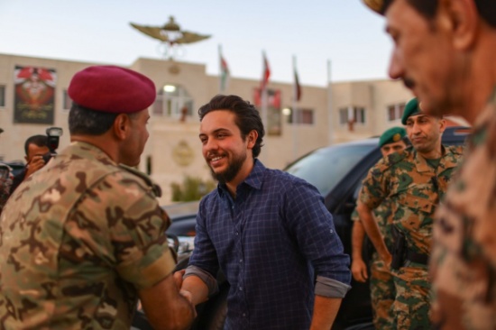 بالصور ... ولي العهد يزور قيادة العمليات الخاصة المشتركة