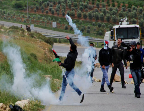 اصابة شاب فلسطيني برصاص قوات الاحتلال شمال قطاع غزة اصابة شاب فلسطيني برصاص قوات الاحتلال شمال قطاع غزة
