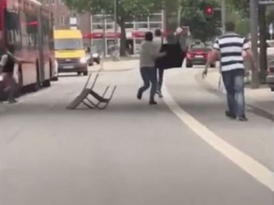 بالفيديو: شبان عرب يلقون القبض على منفذ هجوم هامبورغ وإشادة ألمانية بشجاعتهم بالفيديو: شبان عرب يلقون القبض على منفذ هجوم هامبورغ وإشادة ألمانية بشجاعتهم