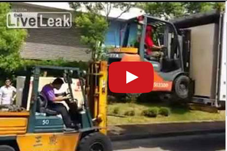 تمد رافعة كبيرة يد العون لزميلتها الصغيرة