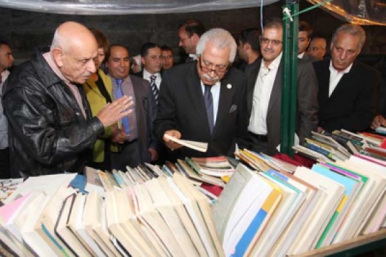 بالصور : أمين عمان يفتتح مهرجان عمان للكتاب في شارع الثقافة