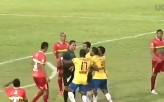 بالفيديو : لاعب يضرب حكم على طريقة مصارعي الـWWE