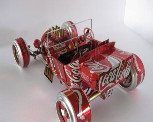 تحويل علب المشروبات إلى سيارات صغيرة  ( صور )