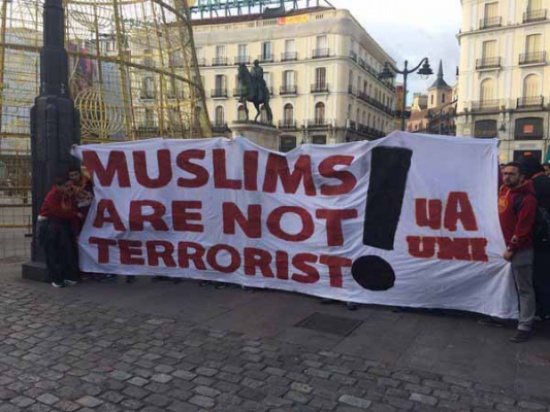 شاهد: جماهير فريق تركي في مدريد.. المسلمون ليسوا إرهابيين شاهد: جماهير فريق تركي في مدريد.. المسلمون ليسوا إرهابيين