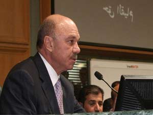 الفايز نرفض المساس بصلاحيات جلالة الملك الفايز نرفض المساس بصلاحيات جلالة الملك