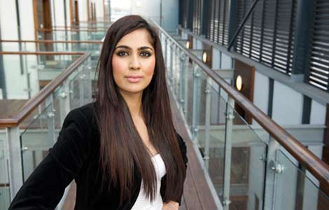 شانا بخاري بريطانية مسلمة تدافع عن سعيها للقب ملكة جمال الكون ( صور )