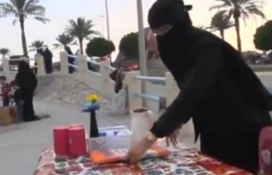 رحلة فتاة سعودية من التخصص في “النانو” بالخارج إلى بيع “الشاورما” على رصيف الدمام “شاهد” رحلة فتاة سعودية من التخصص في “النانو” بالخارج إلى بيع “الشاورما” على رصيف الدمام “شاهد”
