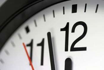 العمل بالتوقيت الصيفي يبدأ منتصف الليلة
