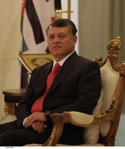 رئيس الديوان الملكي يتسلم رسالة تأييد وولاء للملك  من ابناءعشيرة القضاة