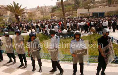 مئات الأعلام الأردنية يرفعها شباب " 24 آذار " و هتافات تنادي بالاصلاح ( شاهدوا الصور و الفيديو )