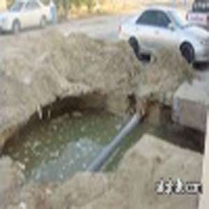 انقاذ 3 شبان سقطوا في حفرة مياه عادمة  