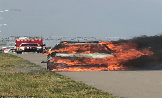 بالفيديو- امريكا: حظة اشتعال سيارة تقودها امرأة دون أن تدري